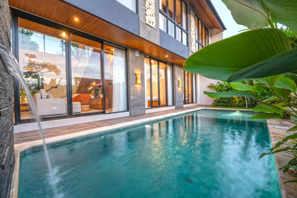 ein Swimmingpool vor einem Haus in der Unterkunft Villa Asvari in Tabanan