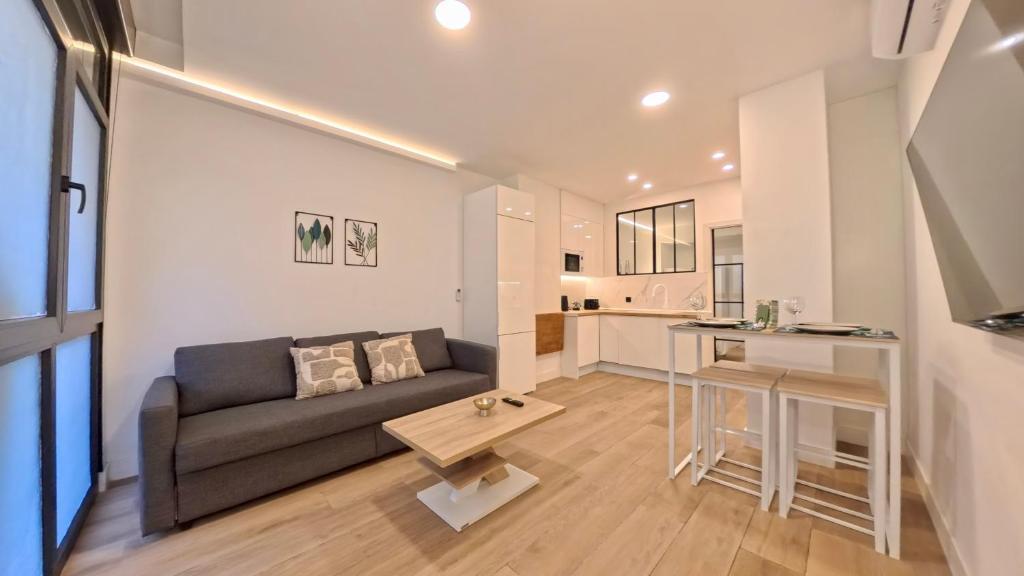 Style and Comfort in Latina, Home for 4