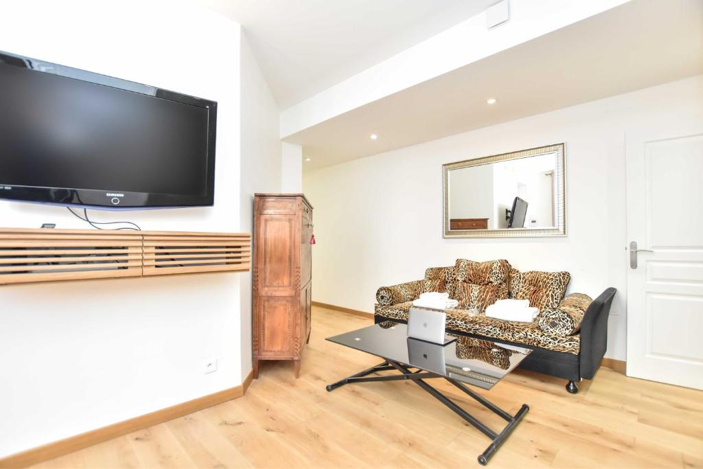 Rare Golden Triangle Amazing 1BR with Terrace Office - BAIL MOBILITE