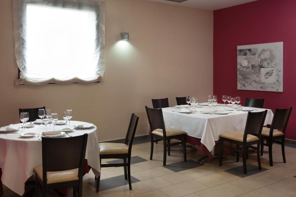 Reštaurácia alebo iné gastronomické zariadenie v ubytovaní Hotel Naval Sestao