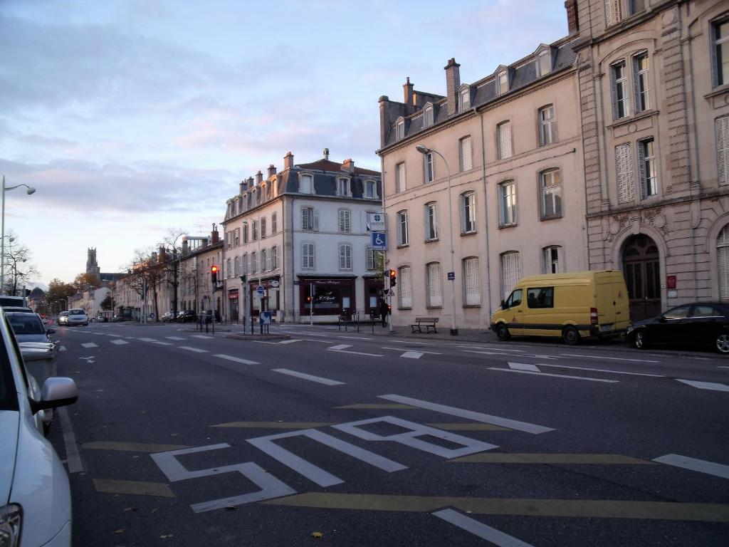 une rue urbaine vide avec des voitures garées sur la route dans l'établissement Chambres d'hôtes Olry, à Nancy