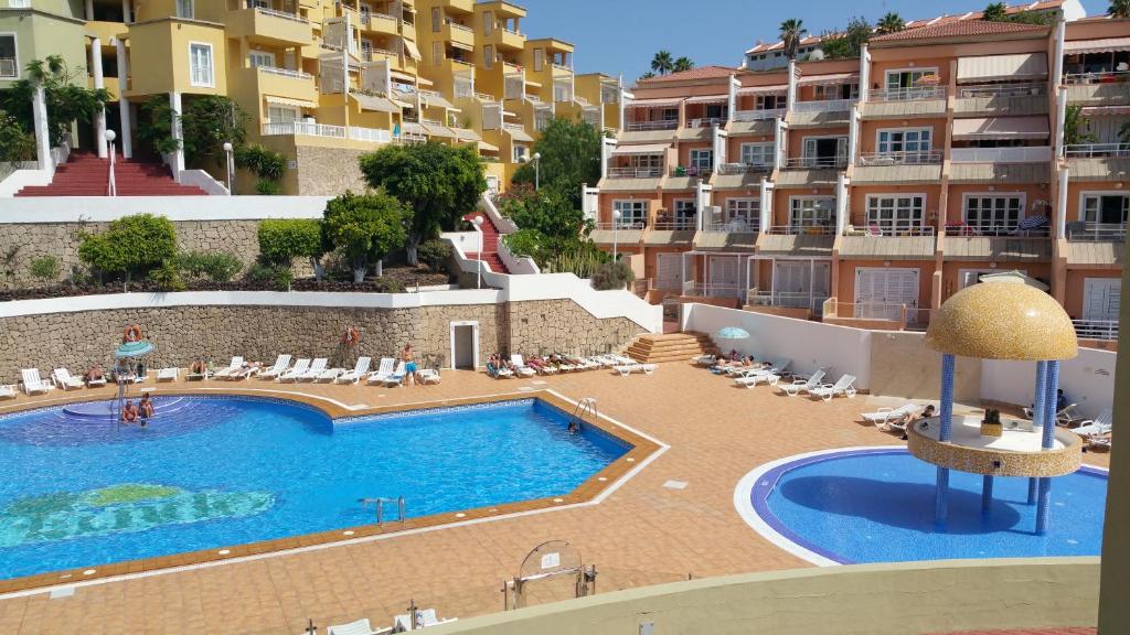 uitzicht op een zwembad in een resort bij Apartment Orlando Costa Adeje in Adeje
