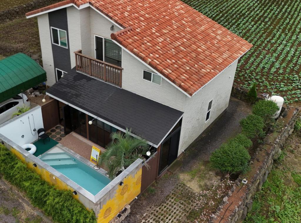 an overhead view of a house with a swimming pool at Arche House B in Jeju