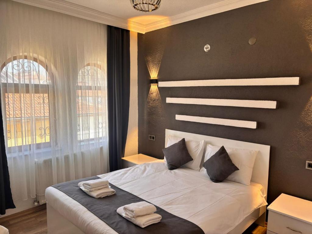 a bedroom with a bed with two towels on it at loopy lodge hotel in Ürgüp