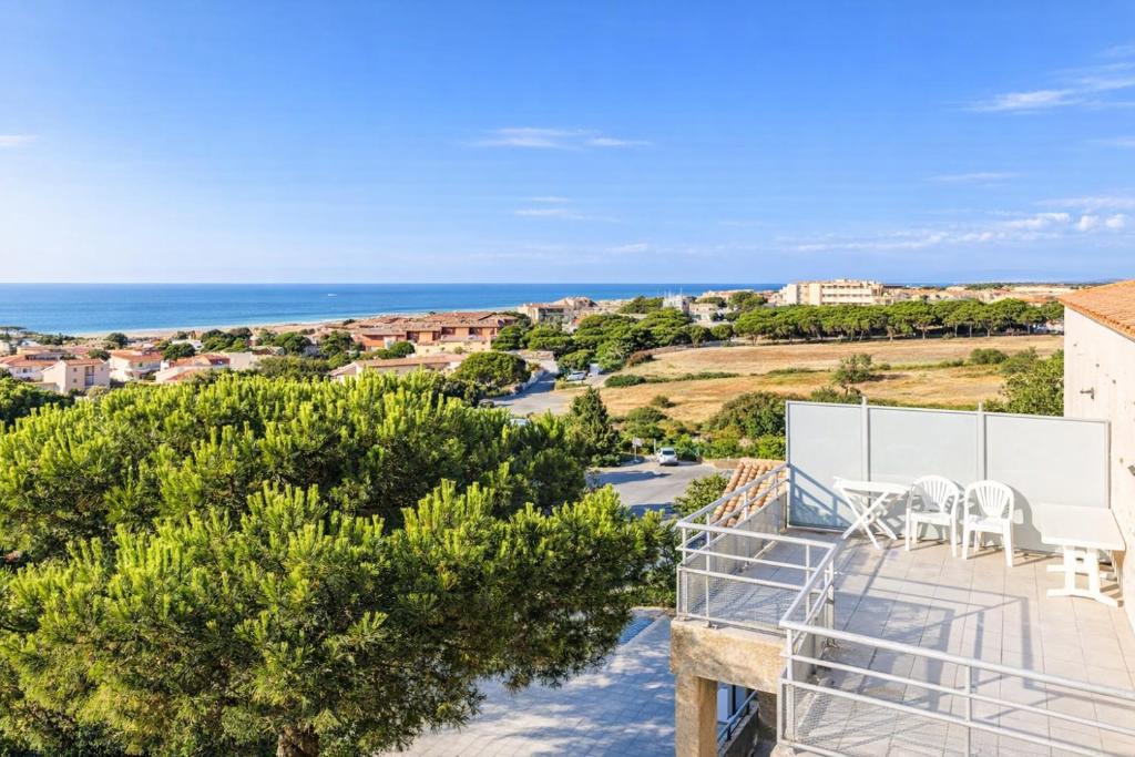 a view of the ocean from the balcony of a house at ULVF Les Romarins in Fleury
