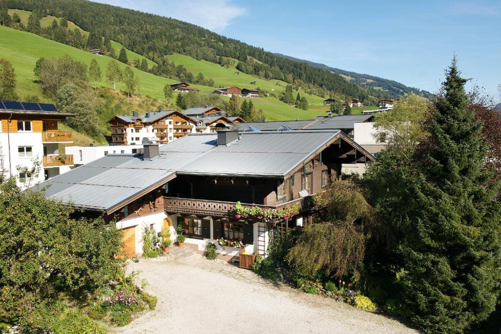 una casa con techo solar en una montaña en Forsthaus Pernthaner, en Saalbach Hinterglemm
