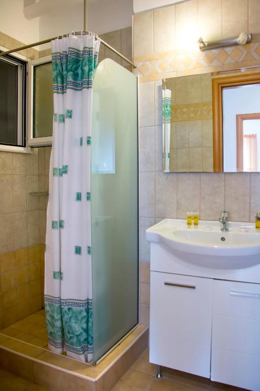 Koupelna v ubytování Gennadi Gardens Apartments & Villas