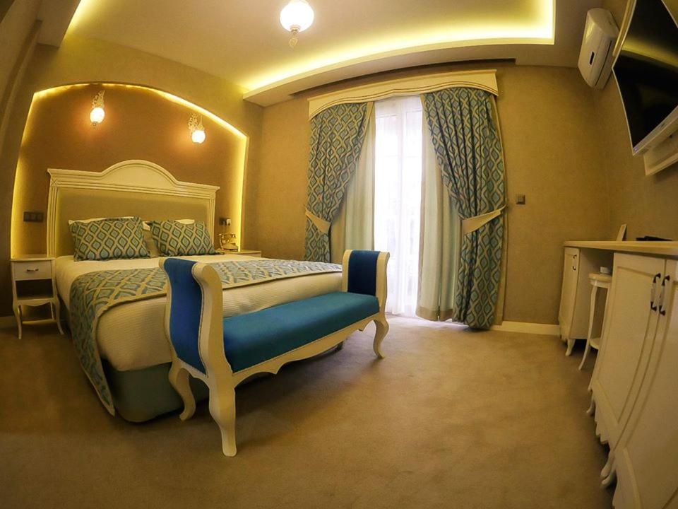 Un dormitorio con una cama grande y una ventana en Hatunca Otel & Restaurant en Amasya