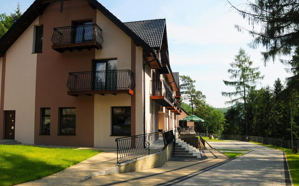 ein Gebäude mit Balkon auf der Seite in der Unterkunft Hotel Klaudia in Juszczyn