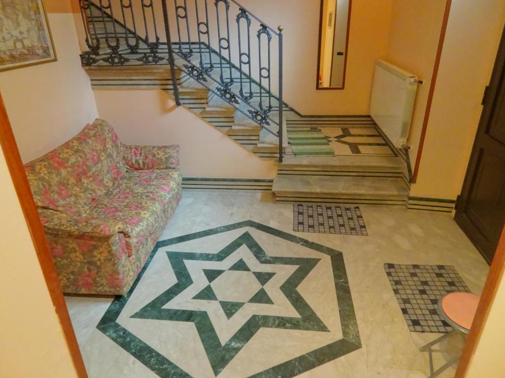 - un salon avec un canapé et un escalier dans l'établissement La Dimora di Dioniso, à Fiumedinisi
