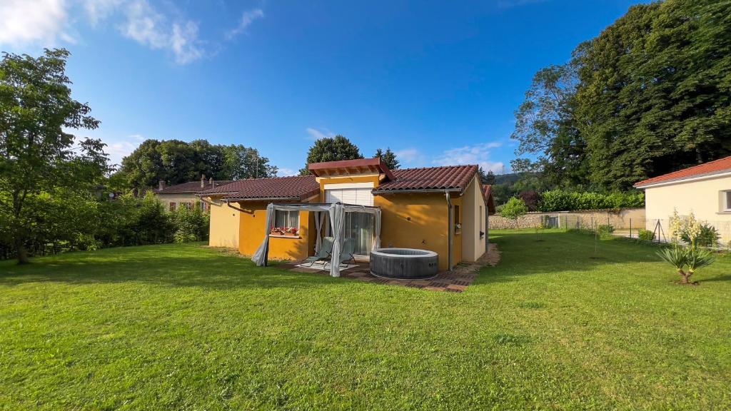 a house in a yard with a yard at La Maison Greenvallée in Meillonnas