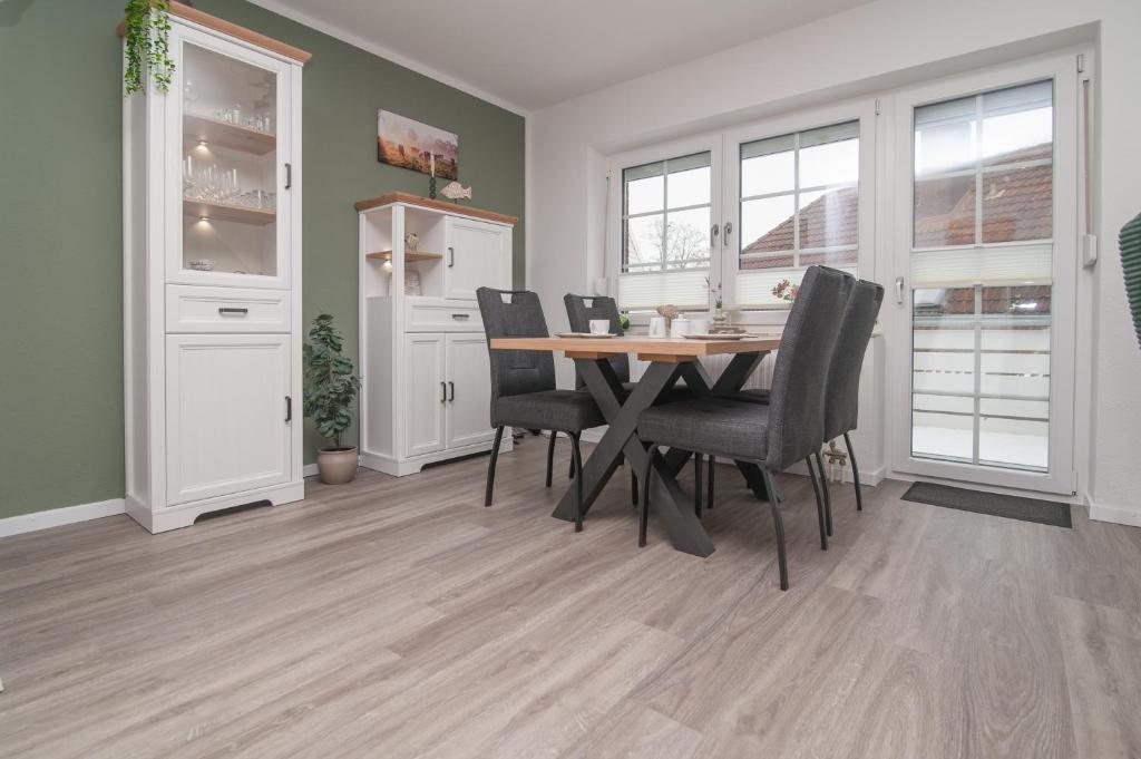 a dining room with a table and chairs at Leichte Brise 2 Greetsiel in Krummhörn