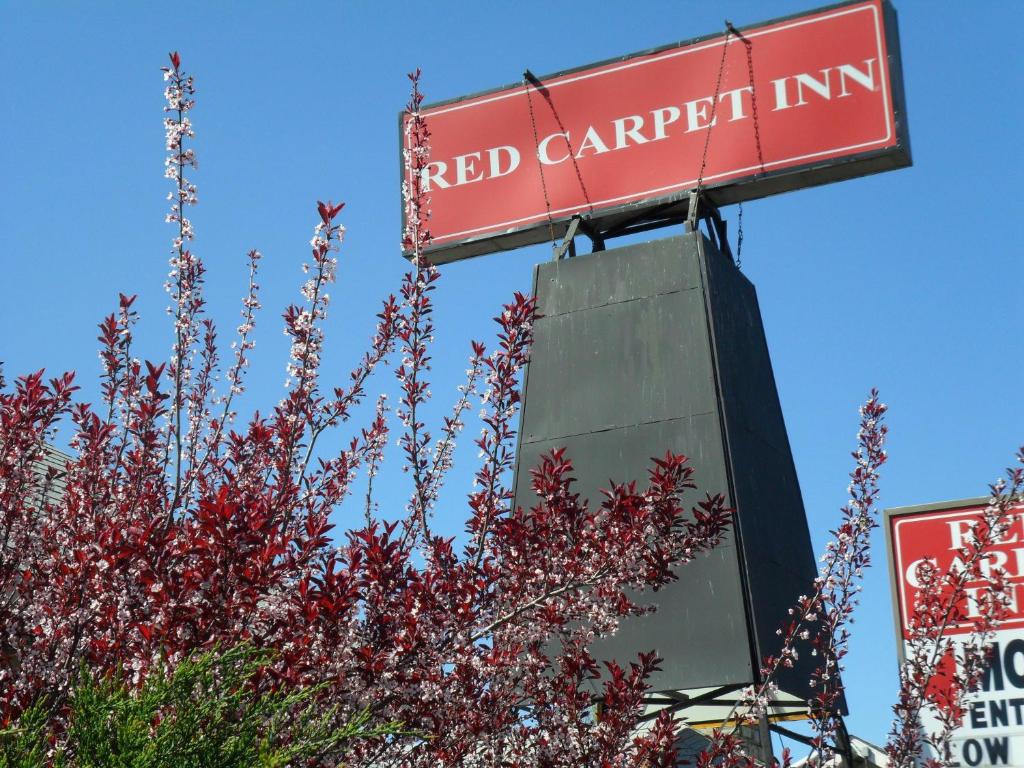 un letrero de la calle roja que dice posada alfombra roja en Red Carpet Inn Brooklawn en Brooklawn