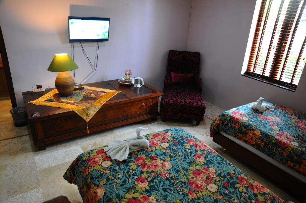 TV a/nebo společenská místnost v ubytování Tegal Panggung Guest House