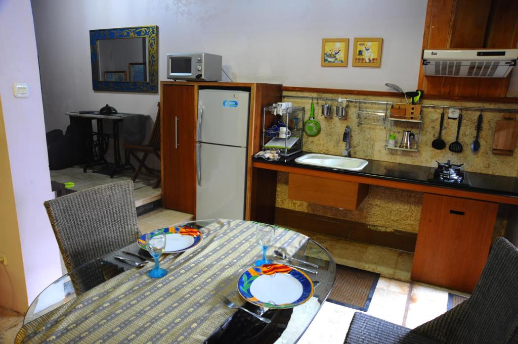 Kuchyň nebo kuchyňský kout v ubytování Tegal Panggung Guest House
