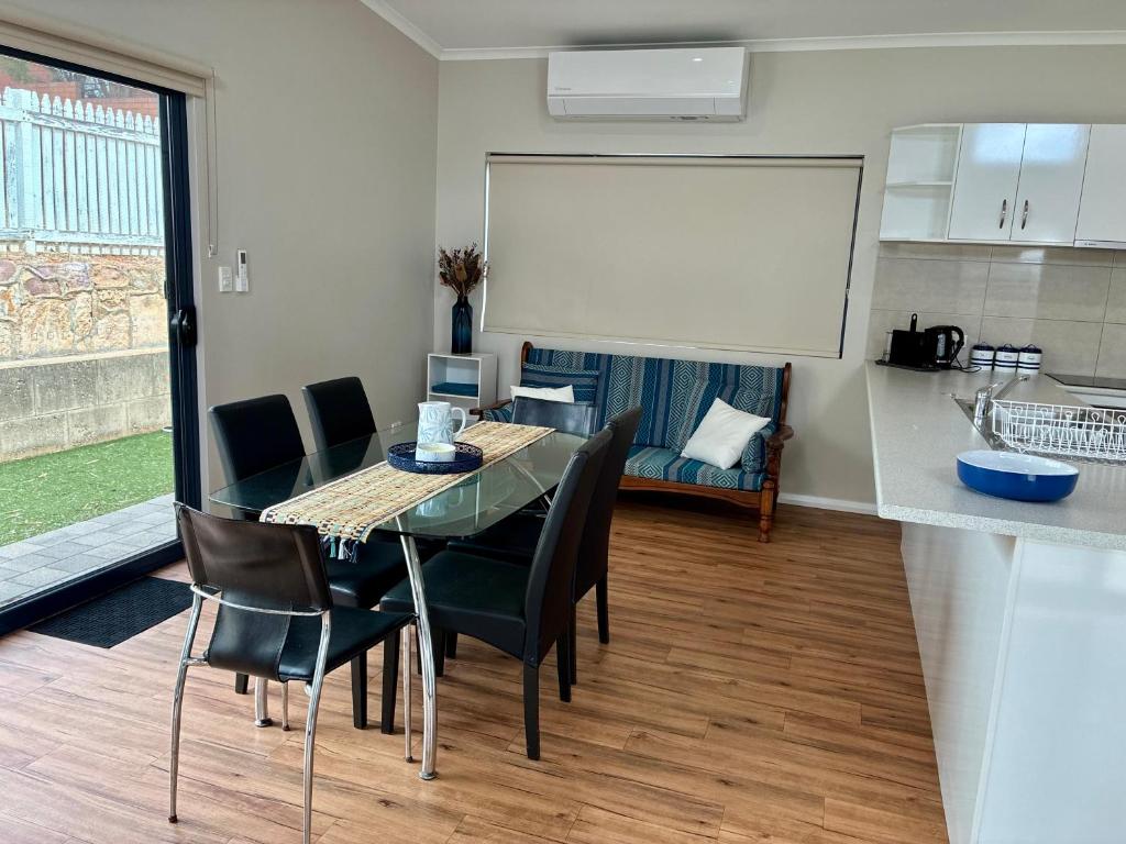 eine Küche und ein Esszimmer mit Tisch und Stühlen in der Unterkunft The Gregory in Geraldton
