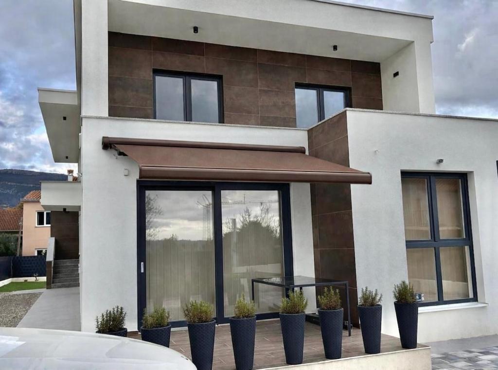 Villa Stella Lux ,3 Bedroom Villa with Jacuzzi near Split