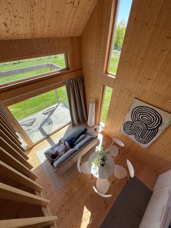eine Draufsicht auf ein Wohnzimmer in einem Haus in der Unterkunft Slowcabin in Retowo