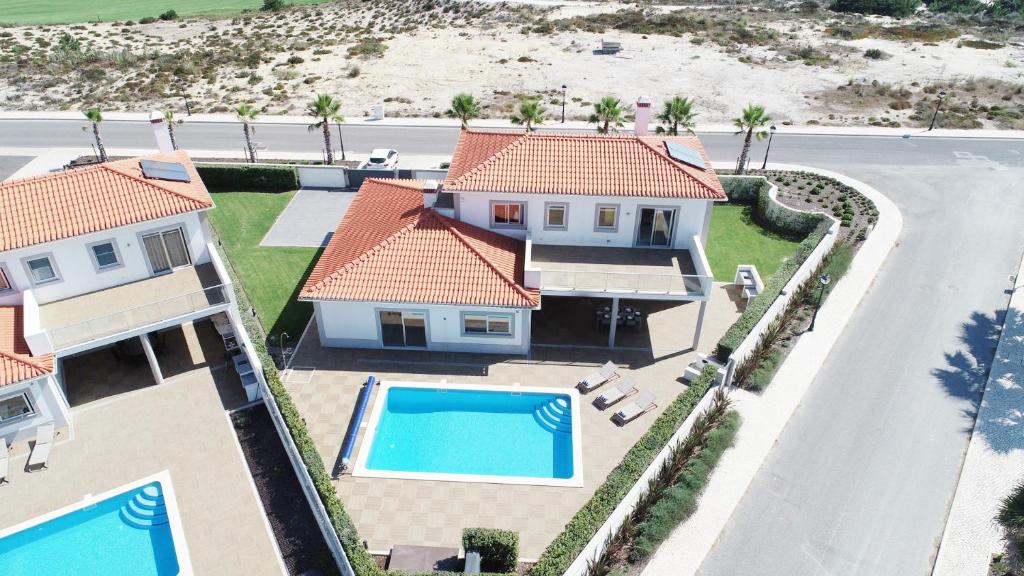 an aerial view of a house with a swimming pool at Villa del Rey III in Casal da Lagoa Seca