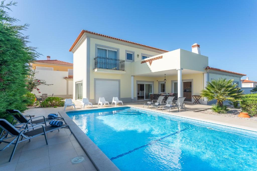 a villa with a swimming pool and a house at Villa del Rey VII in Casal da Lagoa Seca
