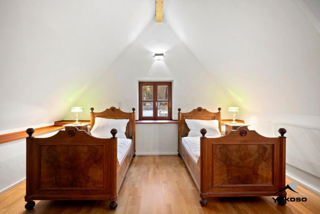 two beds in a room with a attic at Naabblick in Kallmünz