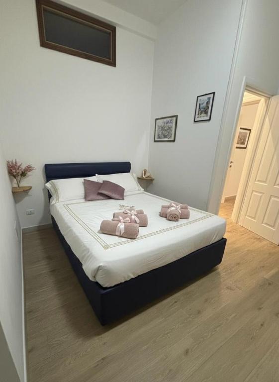 a bedroom with a bed with pink towels on it at HOUSE Riccardo, vicino al parco Nelson Mandela in Sestri Levante