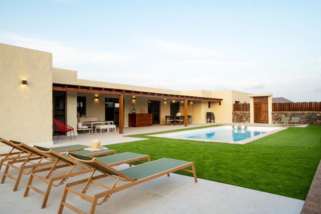 a house with a yard with a swimming pool at Sweet Caroline in Villaverde