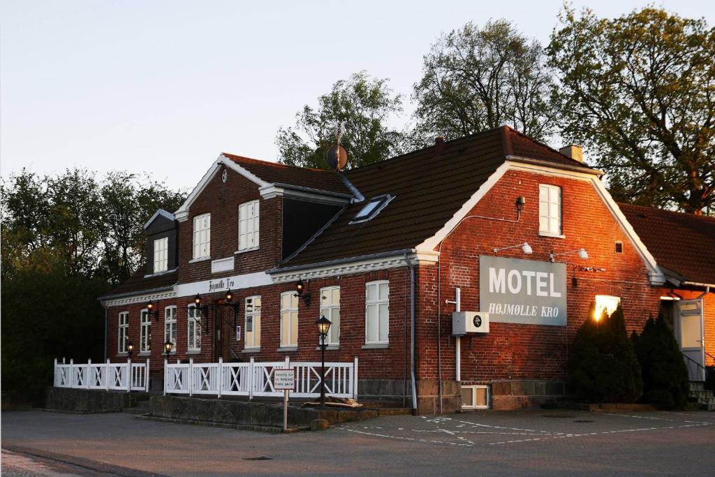 a red brick building with a motel sign on it at Højmølle Kro in Eskilstrup