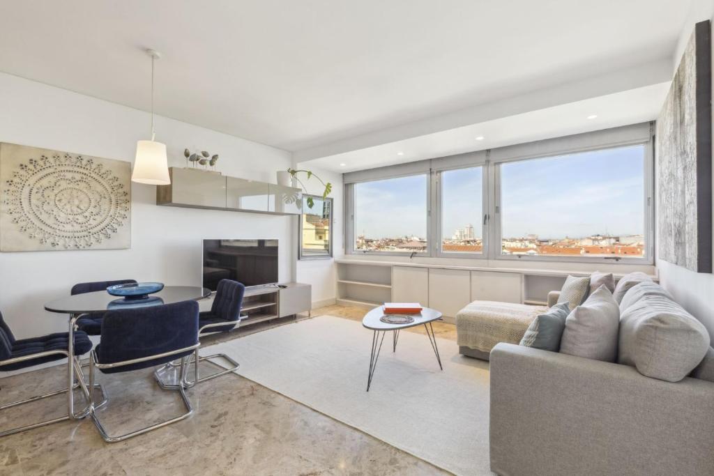 Modern 1-Bed Apartment with Panoramic Views