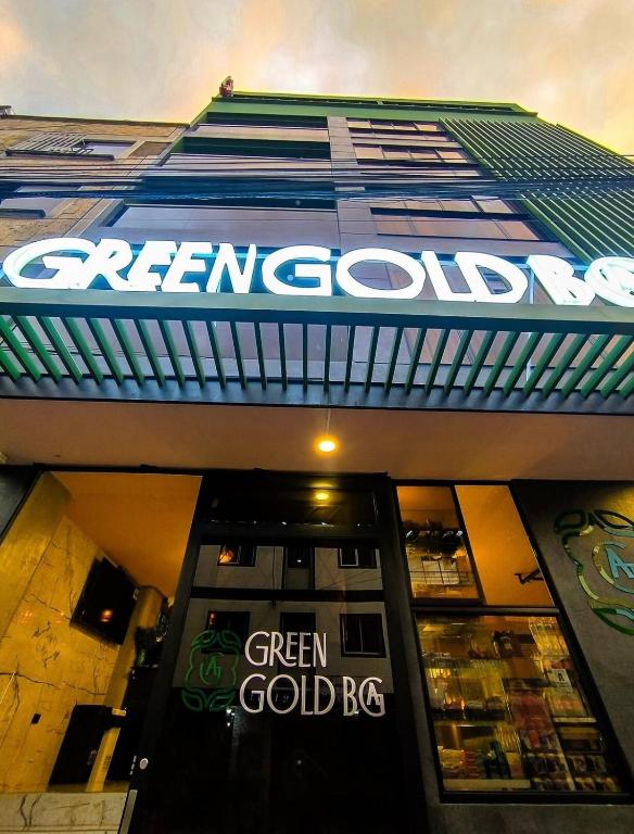 a green gold sign on the front of a store at Hotel Green Gold in Bucaramanga