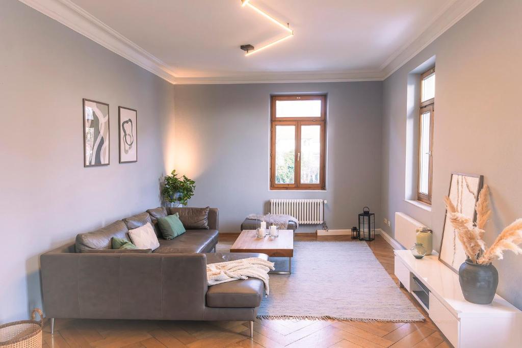 a living room with a couch and a table at Ferienwohnung am Schlossplatz in Wolfegg
