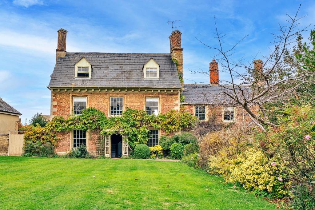 an old brick house with a large yard at Finest Retreats - Morley House in Lechlade