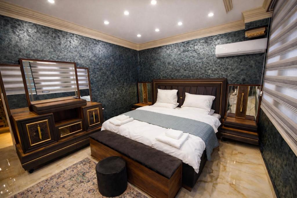 Un dormitorio con una cama y un piano. en Hotel Premium, en Pristina