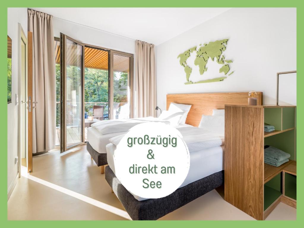 a bedroom with a bed and a window at 360 Grad by teamgeist Apartmenthaus - familienfreundlich - direkt am See mitten im Naturpark - Wassersportaktivitäten vor Ort in Kolberg