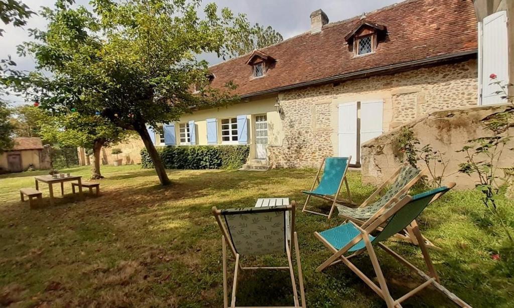 a group of chairs in the yard of a house at Le gîte du château in Monget