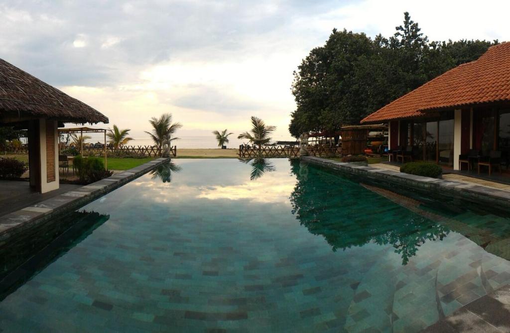 Bazén v ubytování Jepara Marina Beach Bungalows nebo v jeho okolí