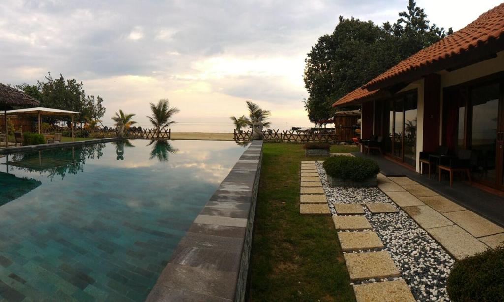 Bazén v ubytování Jepara Marina Beach Bungalows nebo v jeho okolí