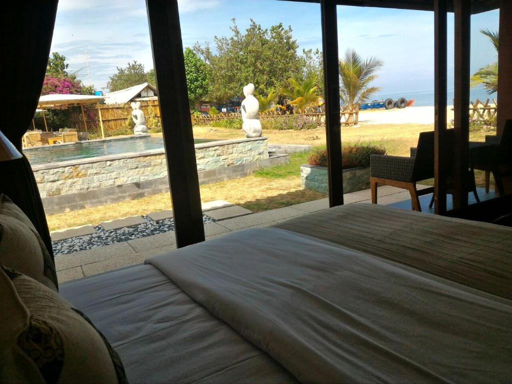 Postel nebo postele na pokoji v ubytování Jepara Marina Beach Bungalows
