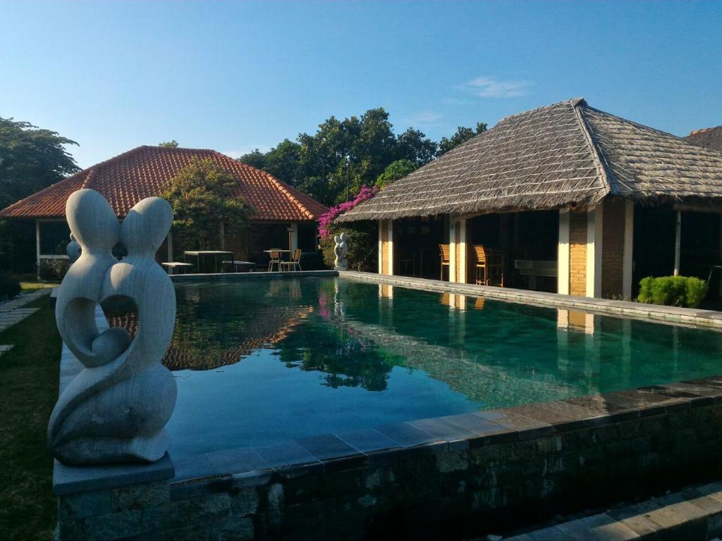 Bazén v ubytování Jepara Marina Beach Bungalows nebo v jeho okolí