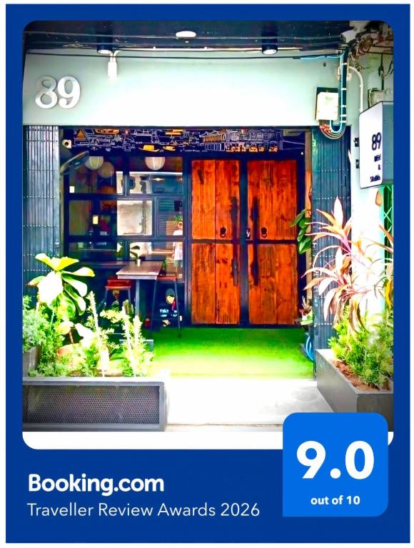 eine Eingangstür eines Reisebewertungspreises in der Unterkunft 89 Bed & Studio Hostel in Godown