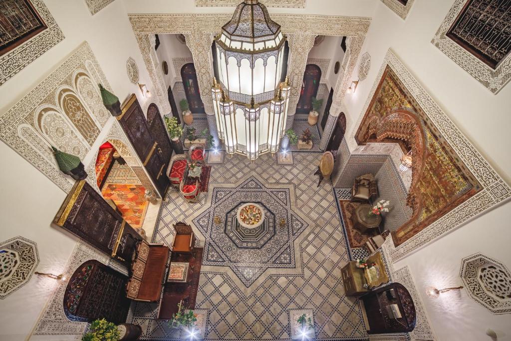 Draufsicht auf ein Wohnzimmer mit Kronleuchter in der Unterkunft Riad Fes Maya suite & spa in Fès