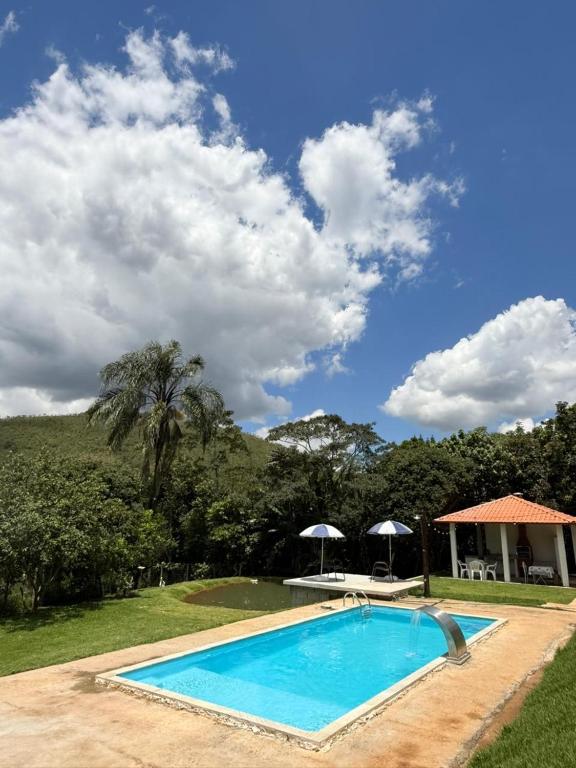 a swimming pool in the middle of a yard at Sítio do Miguel in Barbacena