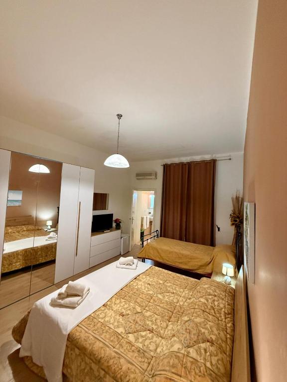 a hotel room with two beds and a television at Onda blu in Sant'Isidoro