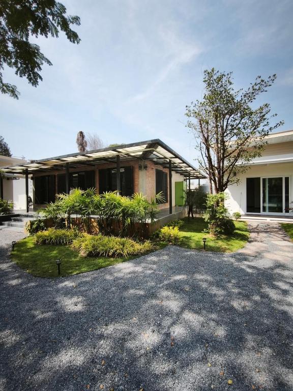 a house with a driveway in front of it at เวลการ์เด้น101 in Ban Hua Phrong