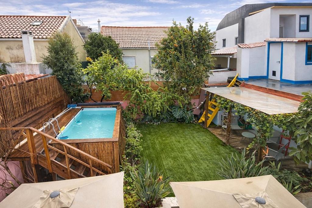 a small backyard with a swimming pool in a yard at CasaRica Retreat in Charneca