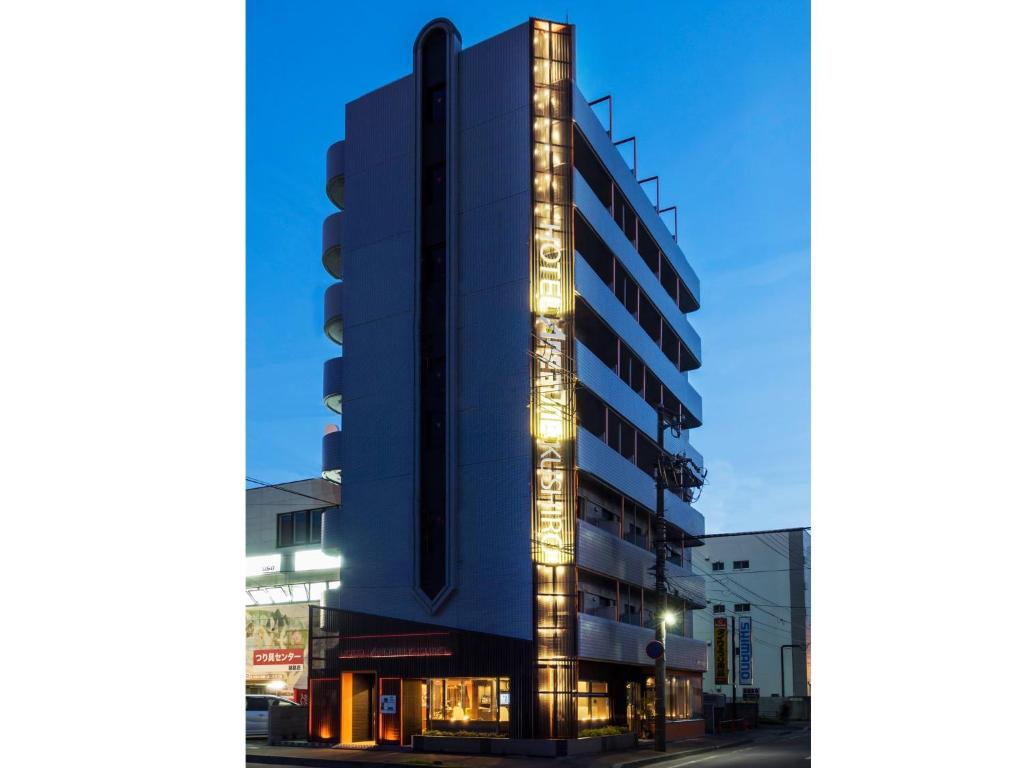 un edificio con luces en el lateral. en Hotel AreaOne Kushiro, en Kushiro