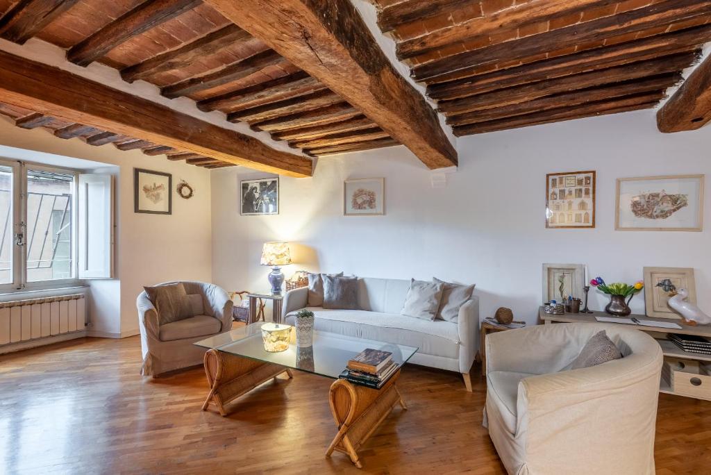 a living room with a white couch and a table at Appartamento del Campo - Siena in Siena