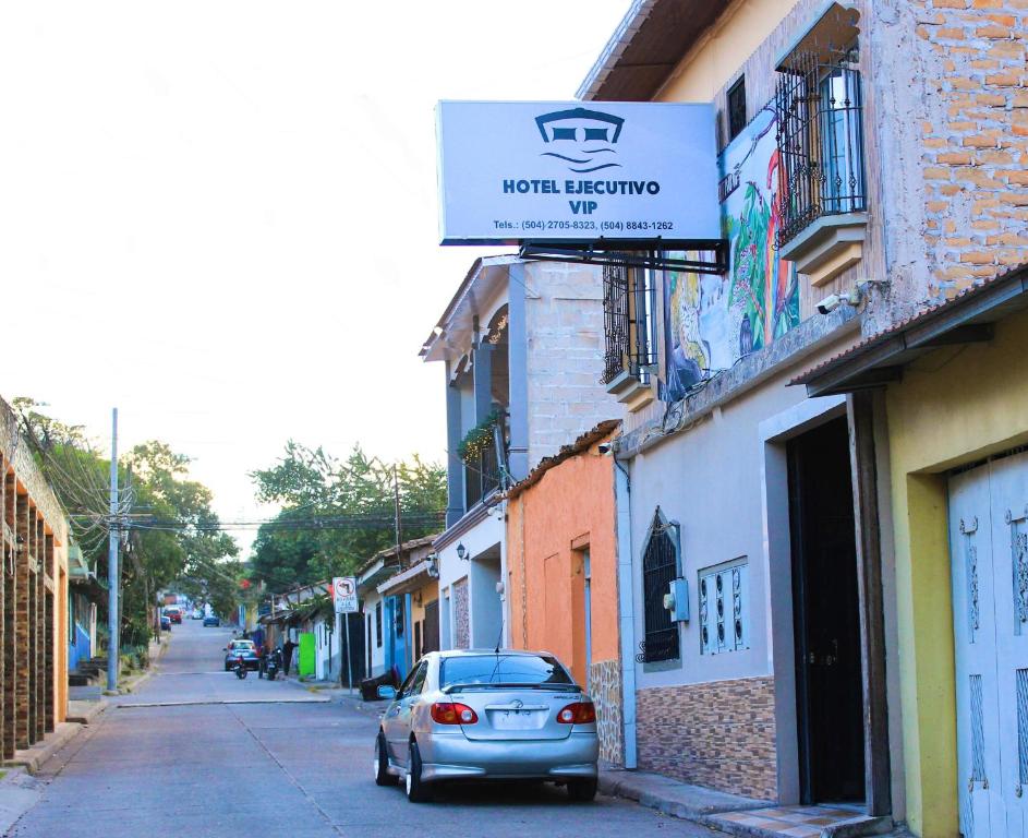 a car parked on the side of a street at Hotel Ejecutivo VIP, La Paz in La Paz