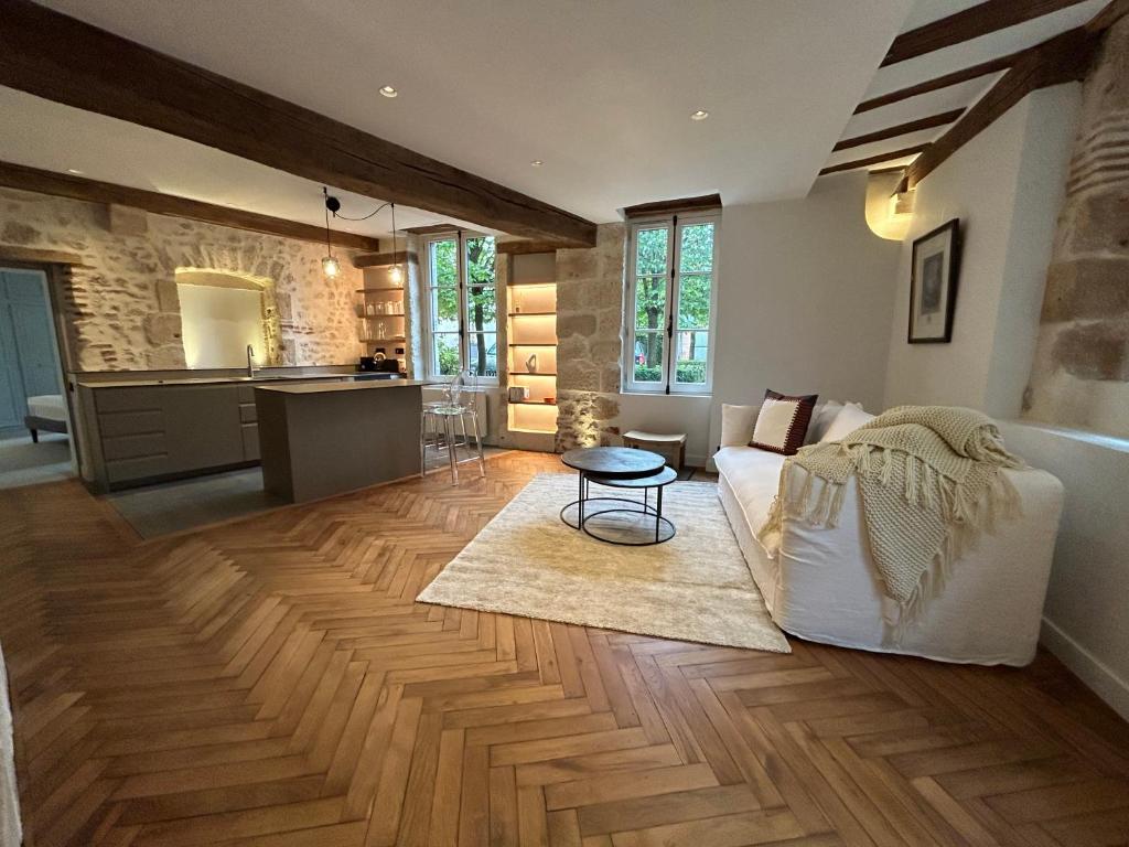 a living room with a couch and a table at Le Clos du XVIe - Exceptional accommodation in Orléans