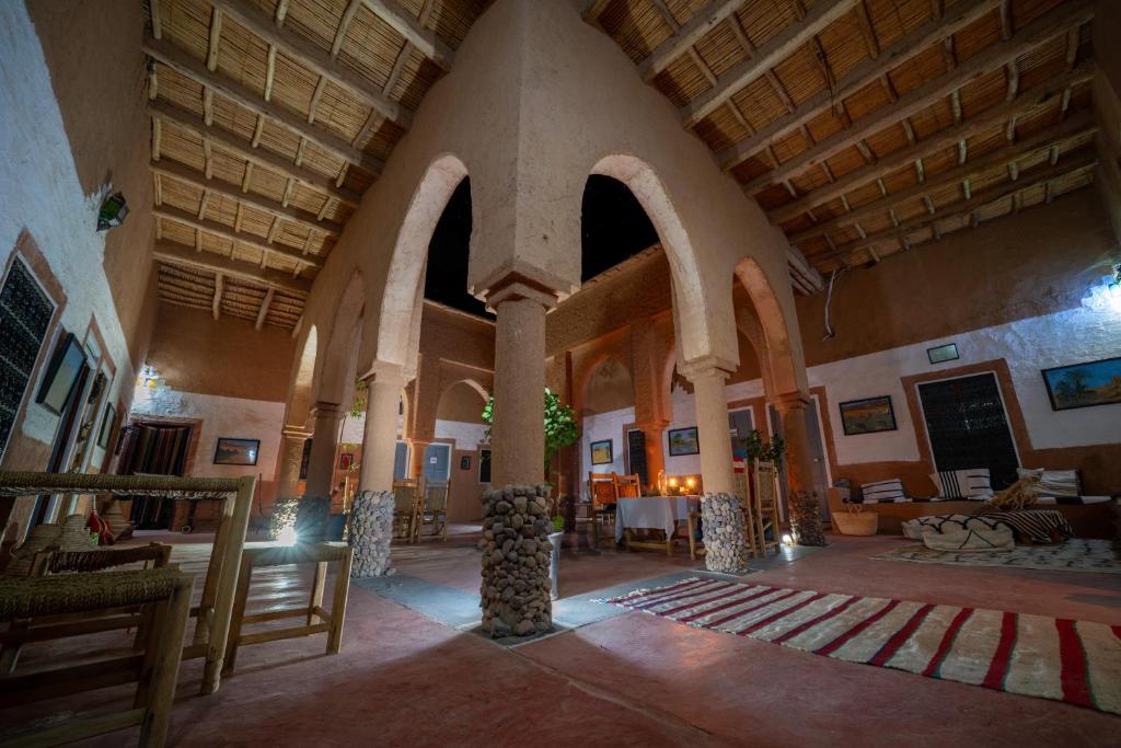 Restaurant o un lloc per menjar a Riad Nkob